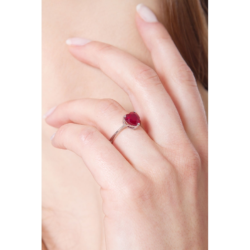 Bague romantique en or blanc 18k avec un rubis 