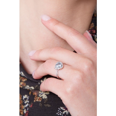 Bague en or blanc 18 carats avec une aquamarine