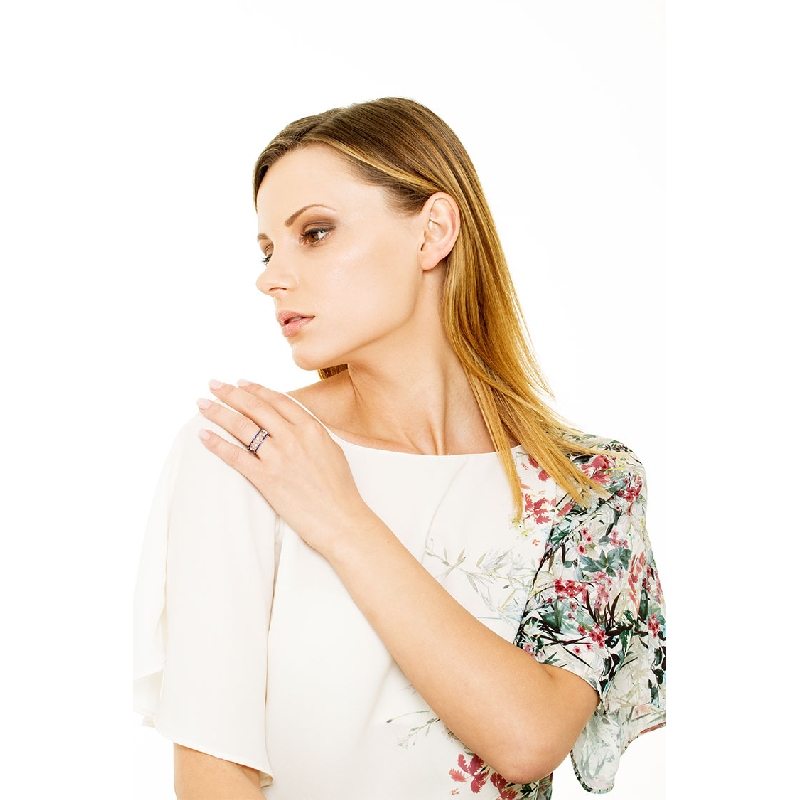 Bague bandeau en or blanc 18k avec diamants et saphirs