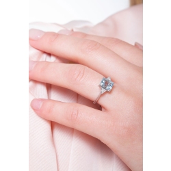 Bague alliance en or blanc 18k avec aigue-marine et diamants latéraux 2