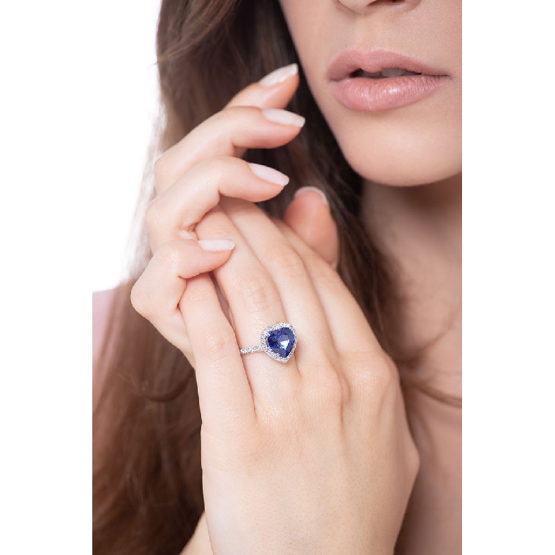 Bague en or blanc 18k avec saphir bleu en forme de coeur et diamants