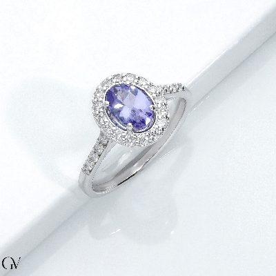 Bague halo en or blanc 18 carats avec une tanzanite 