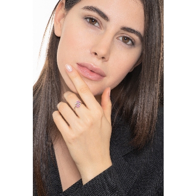 Bague en or blanc 18k avec des saphirs roses 