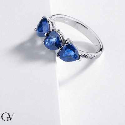 Bague en or blanc 18k avec saphir bleu