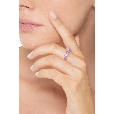 Bague en or blanc 18 carats avec des saphirs roses taillés en forme de cœur