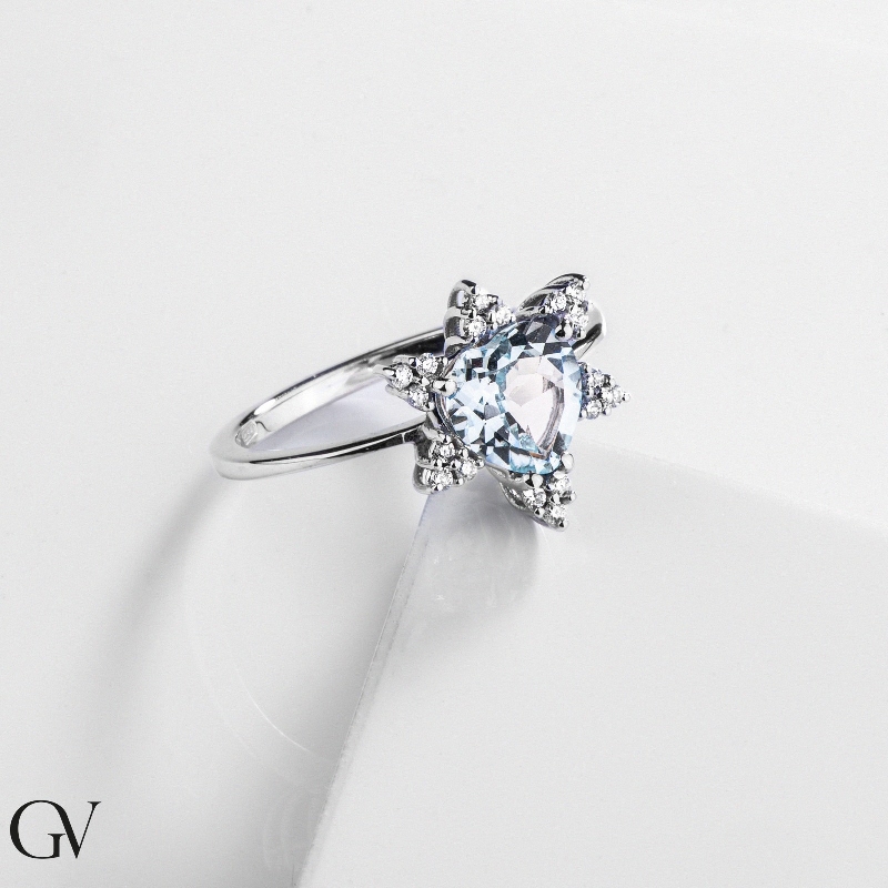 Bague en or blanc 18k avec une aigue-marine