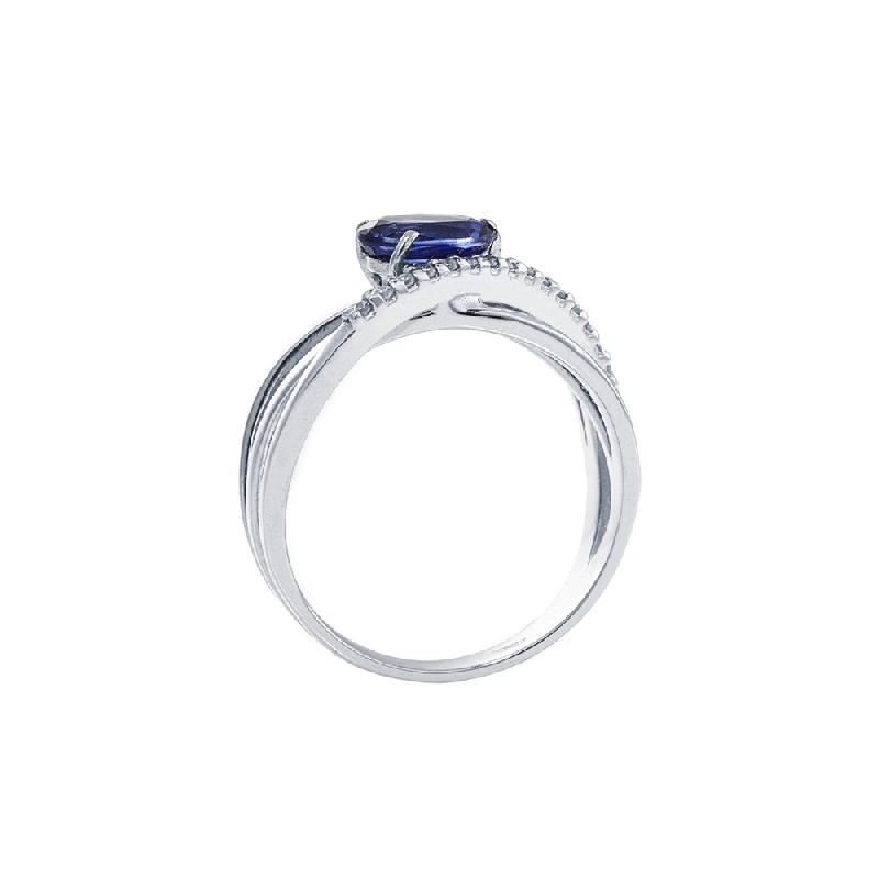 Bague en or blanc 18k sertie de diamants et d’un saphir bleu 