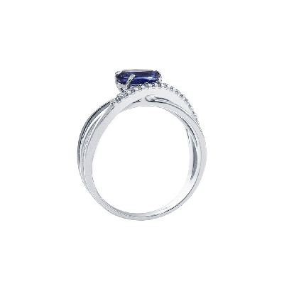 Bague en or blanc 18k sertie de diamants et d’un saphir bleu 