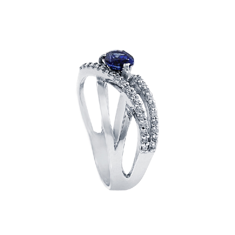 Bague en or blanc 18k sertie de diamants et d’un saphir bleu 