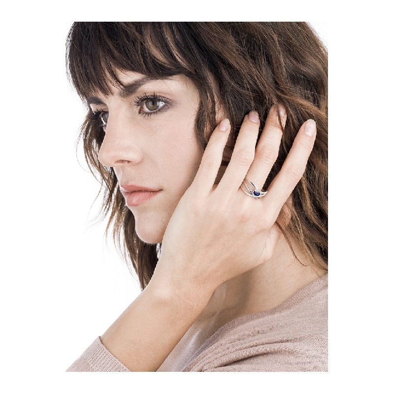 Bague en or blanc 18k sertie de diamants et d’un saphir bleu 