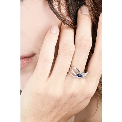 Bague en or blanc 18k sertie de diamants et d’un saphir bleu 