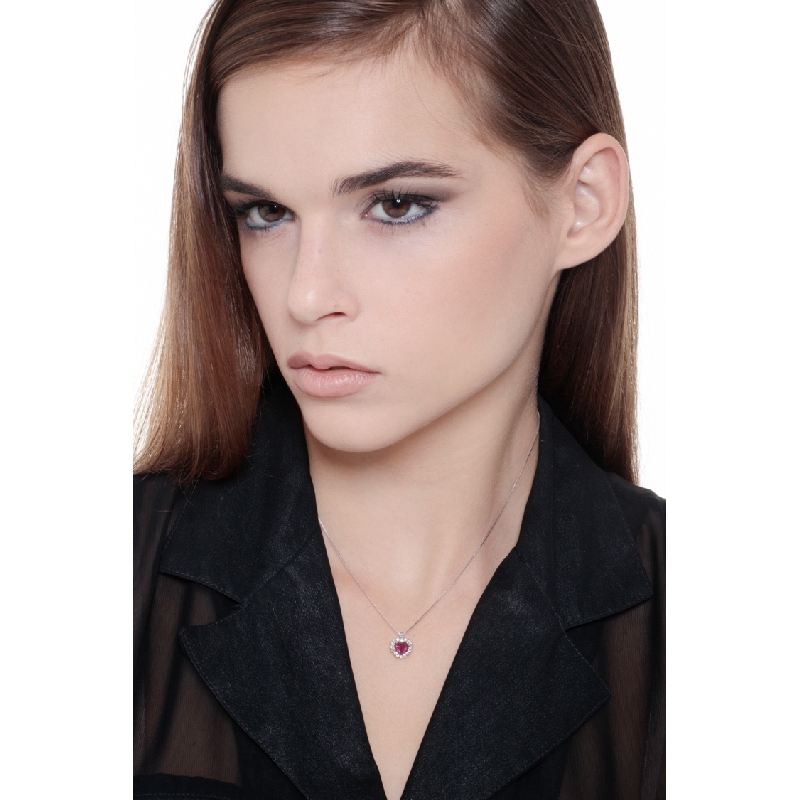 Collier en or blanc 18K avec rubis taille cœur d’environ 6 mm entouré de diamants