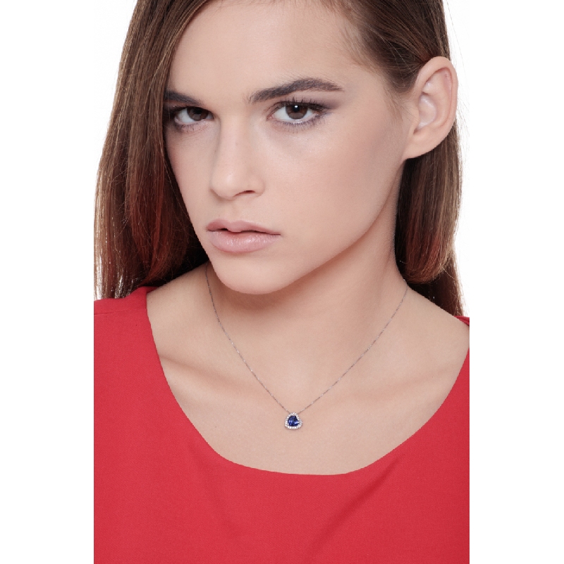 Collier avec saphir bleu cœur entouré diamants