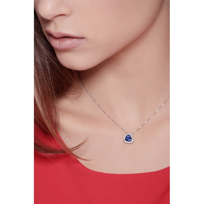 Collier avec saphir bleu cœur entouré diamants