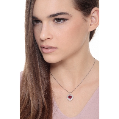 Collier raffiné avec rubis cœur entouré de diamants en or blanc 18k