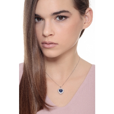 Collier saphir bleu cœur halo diamants design en or blanc 18k