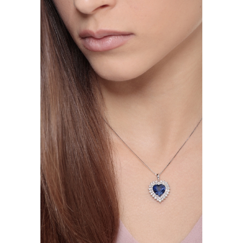 Collier saphir bleu cœur halo diamants design en or blanc 18k