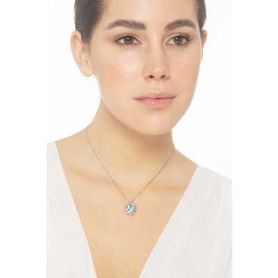 Collier en or blanc 18k avec pendentif fleur et aquamarine
