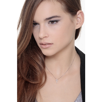 Collier croix en or blanc 18k serti de diamants