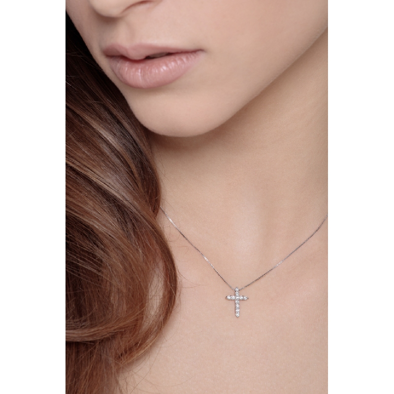 Collier croix en or blanc 18k serti de diamants