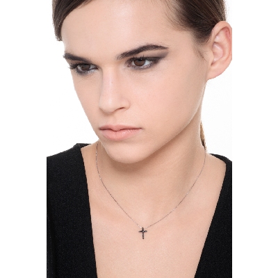 Collier croix en or blanc 18k avec diamants noirs