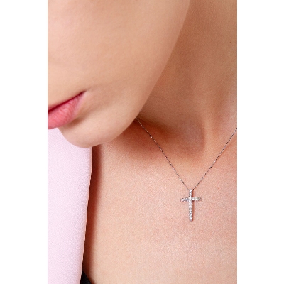  Collier croix bombée en or blanc 18k avec diamants