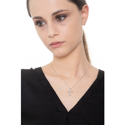 Collier avec croix bombée en or blanc 18 carats avec diamants