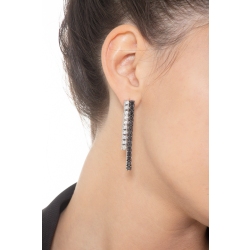 Boucles d'oreilles tennis en or blanc 18k avec diamants blancs et noirs 2