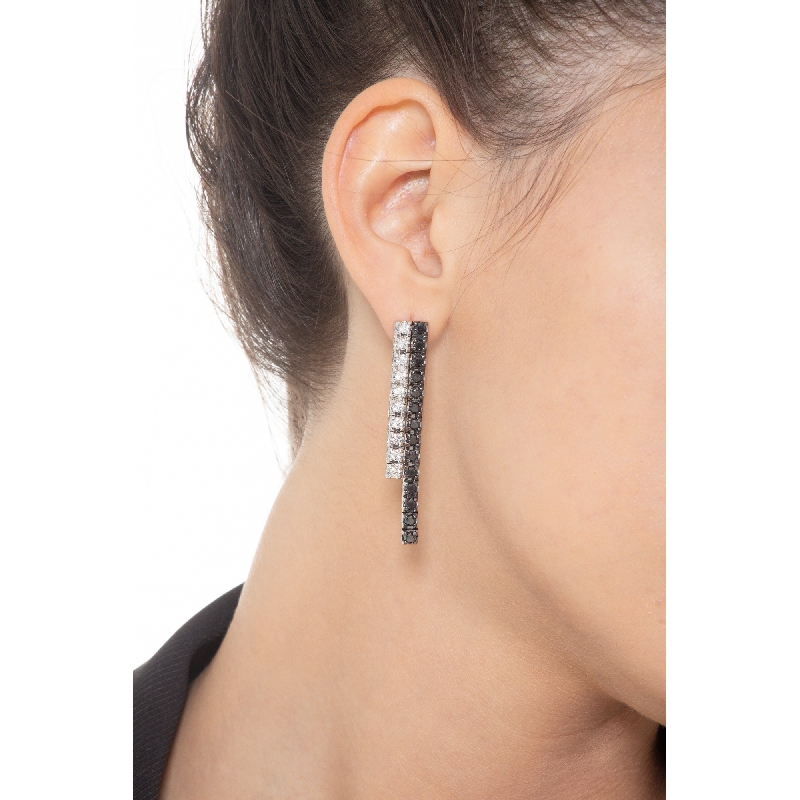 Boucles d'oreilles tennis en or blanc 18k avec diamants blancs et noirs