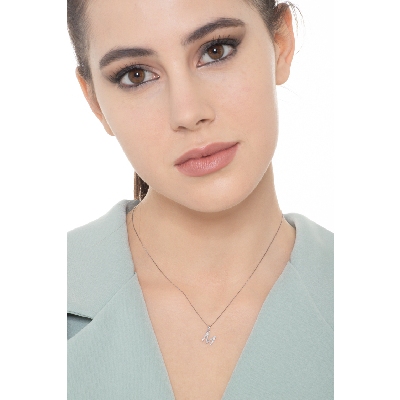 Collier en or blanc 18k avec lettre M sertie de diamants