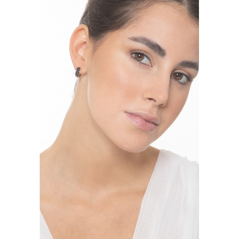 Boucles d’oreilles cercles en or blanc 18k diamants noirs