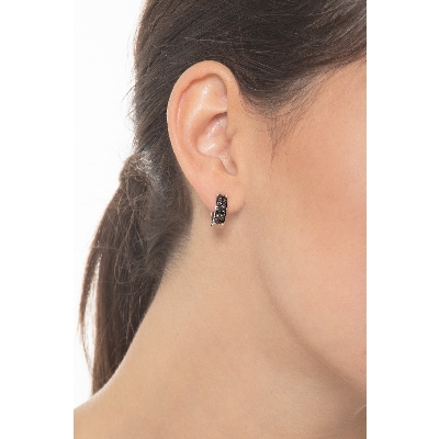 Boucles d’oreilles cercles en or blanc 18k diamants noirs