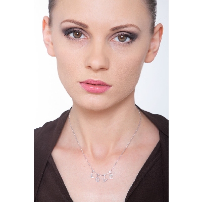 Collier or blanc 18k mot LOVE avec diamants