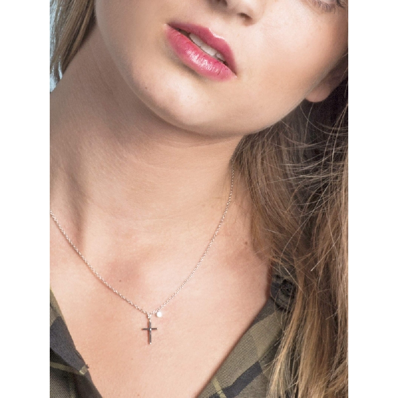 Collier en or blanc 18k avec croix en diamants