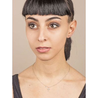 Collier en or blanc 18k avec croix en diamants