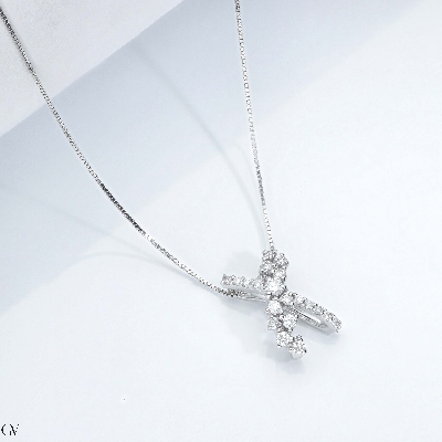 Collier en or blanc 18 carats croisé en diamants