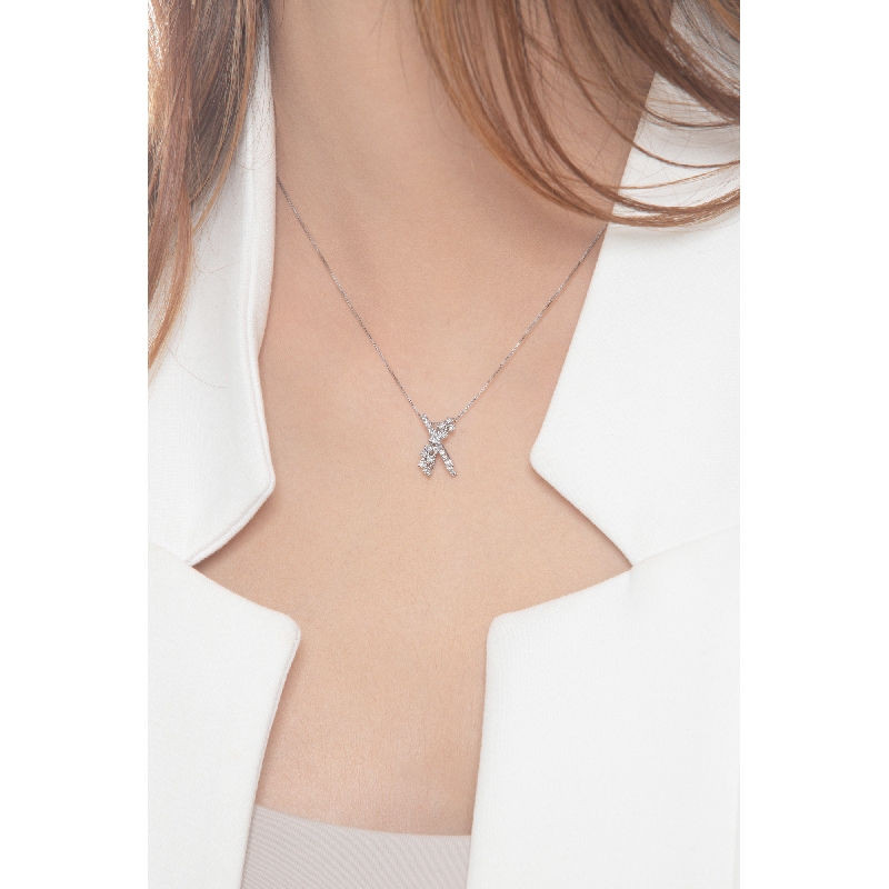 Collier en or blanc 18 carats croisé en diamants