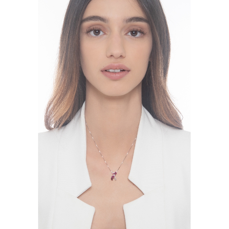 Collier en or blanc 18 carats croisé orné de rubis et diamants