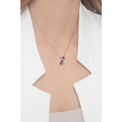 Collier en or blanc 18 carats croisé orné de rubis et diamants