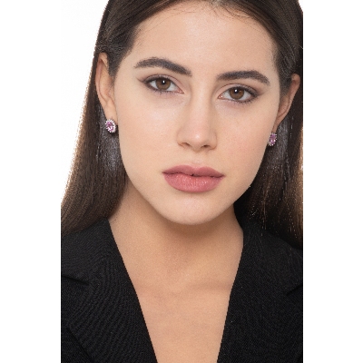 Boucles d'oreilles en or blanc 18 ct avec un saphir rose ovale et halo de diamants 