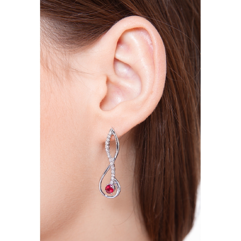 Boucles d’oreilles femme en or blanc 18k avec rubis et diamants