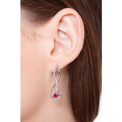 Boucles d’oreilles femme en or blanc 18k avec rubis et diamants