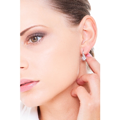 Boucles d oreilles en or blanc 18K motif fleur et diamants