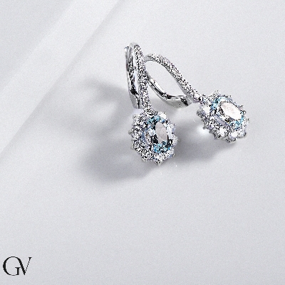 Boucles d'oreilles or blanc 18k avec aigue-marine halo de diamants