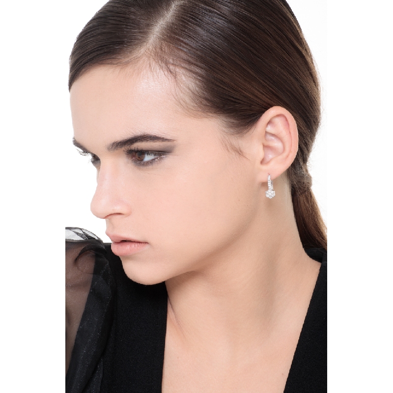 Boucles d’oreilles illusion en or blanc 18k avec diamants