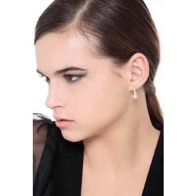 Boucles d’oreilles illusion en or blanc 18k avec diamants