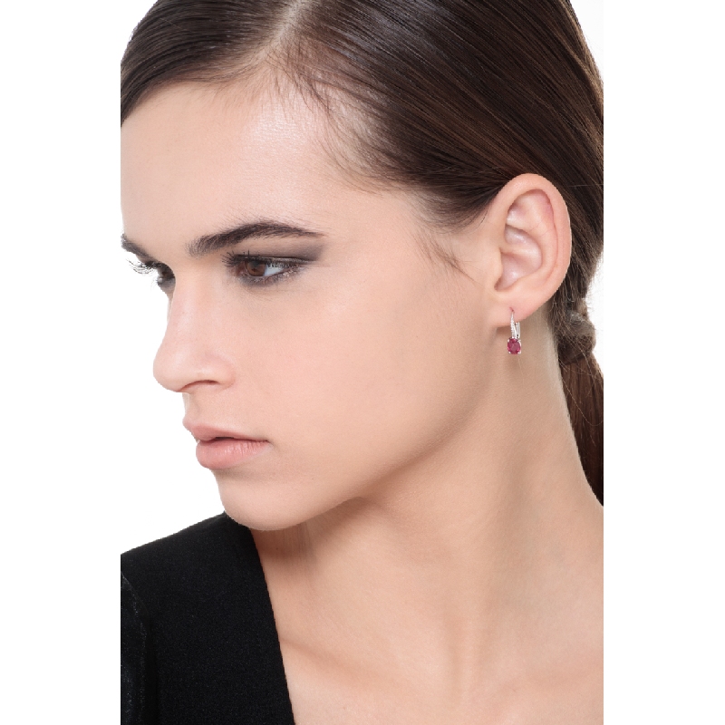 Boucles d’oreilles en or blanc 18k avec rubis ovale et diamants