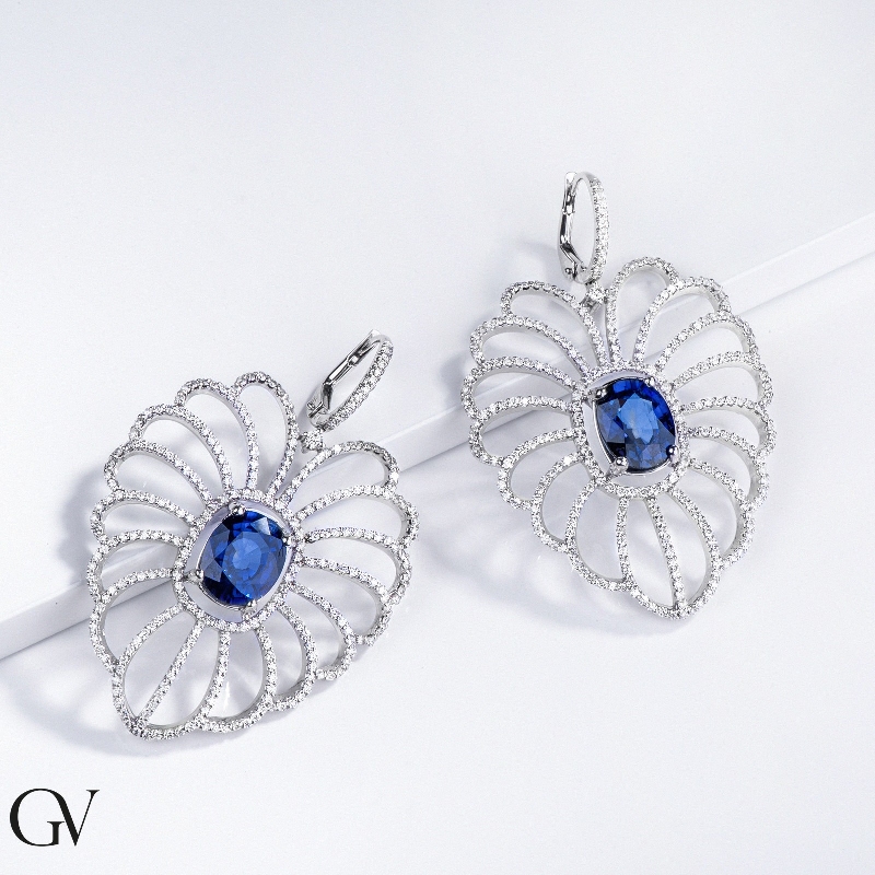 Boucles d’oreilles en or blanc 18k en diamants et saphir bleu central