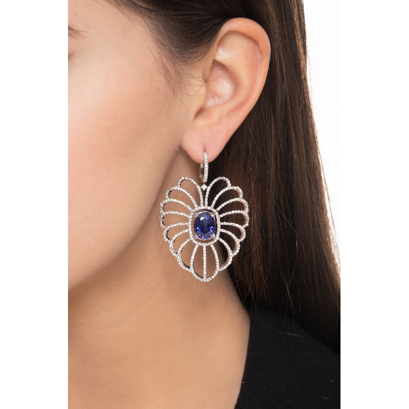 Boucles d’oreilles en or blanc 18k en diamants et saphir bleu central