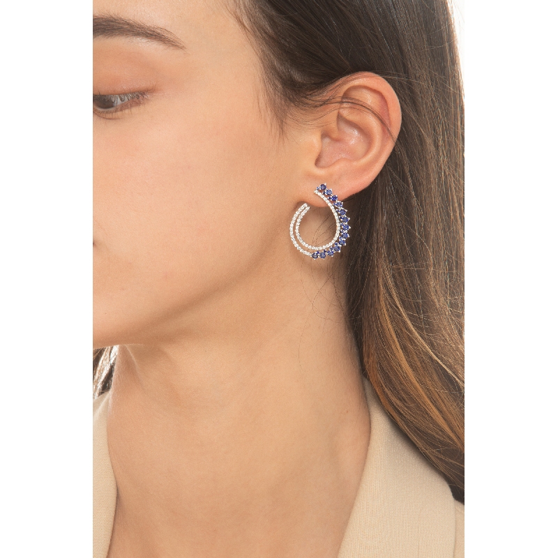 Boucles d'oreilles en or blanc 18kt avec saphirs bleus et diamants